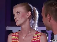 Tüylü kedi olgun ve genç lezbiyen