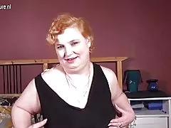 Siyah en sevdiği oyuncak ile büyük amatör büyükanne