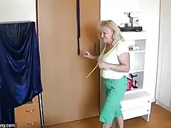 Oldnanny tombul olgun ile yaşlı olgun kedi ile oynuyor